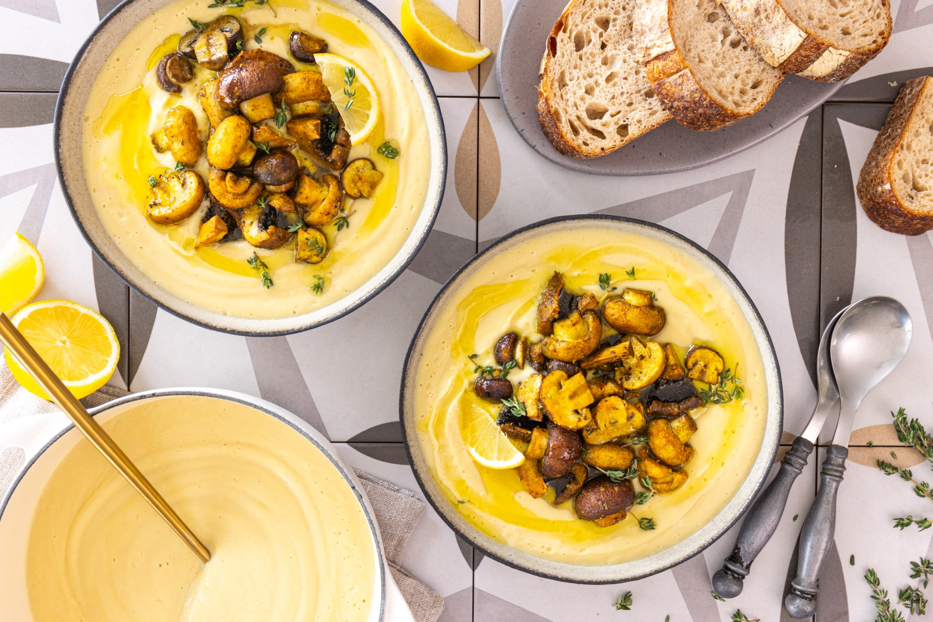 You are currently viewing Vegan Cauliflower Soup with Turmeric Roasted Mushrooms